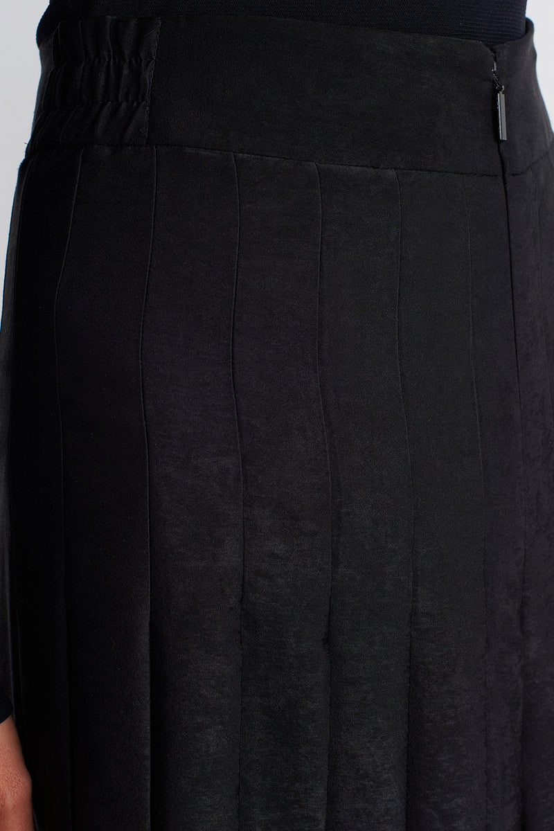 Nu Velvet-Look Pleated Pants Black