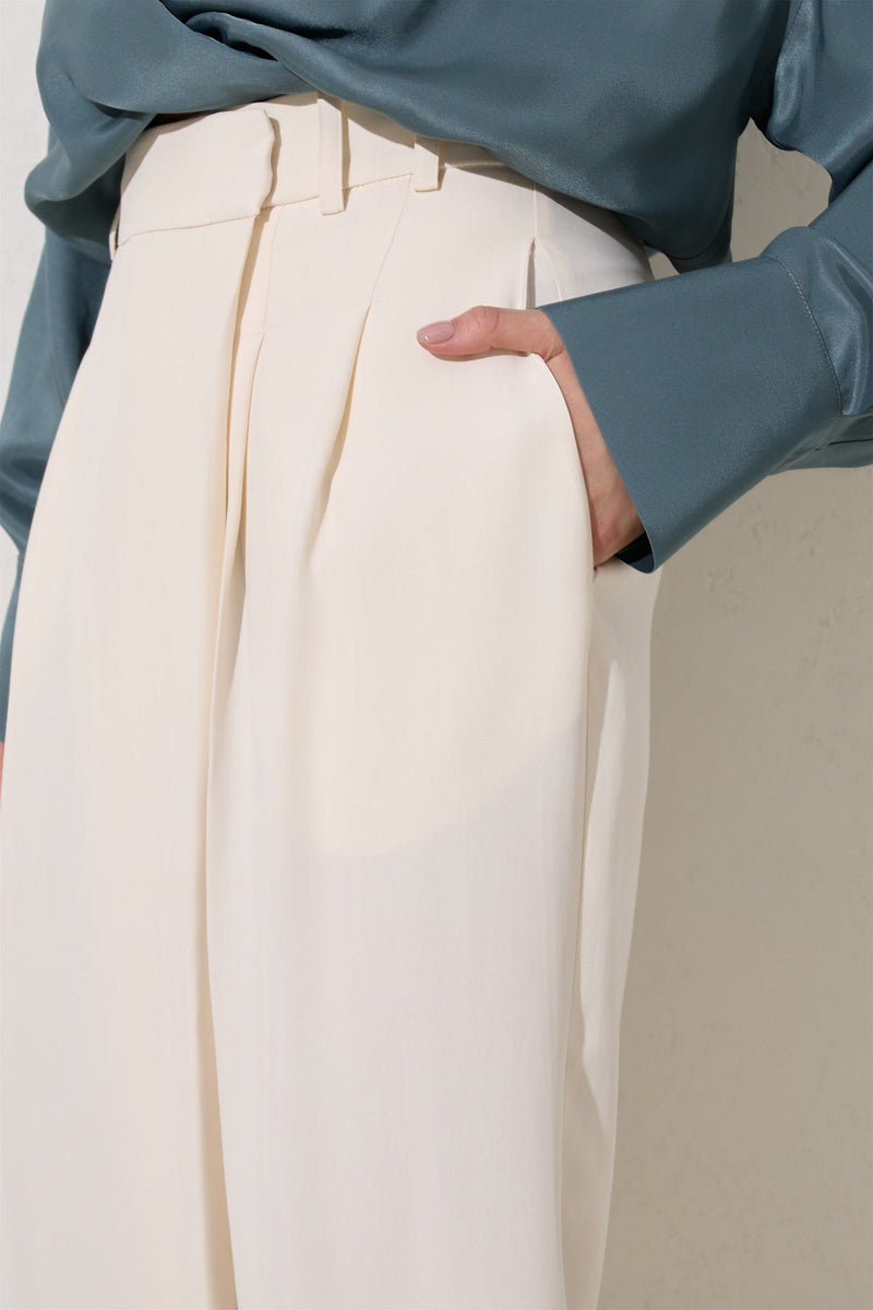Setre Front-Overlap Detailed Trousers Cream
