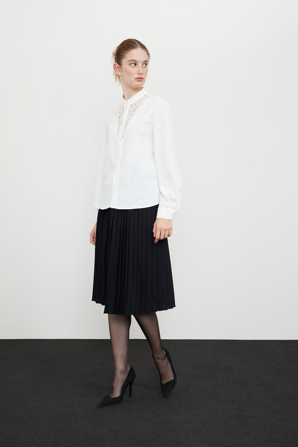 Roman Lace Garnished Crepe Shirt Off White